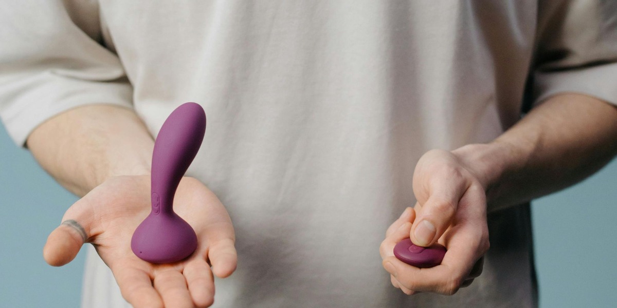 Man-met-paarse-anaal-dildo