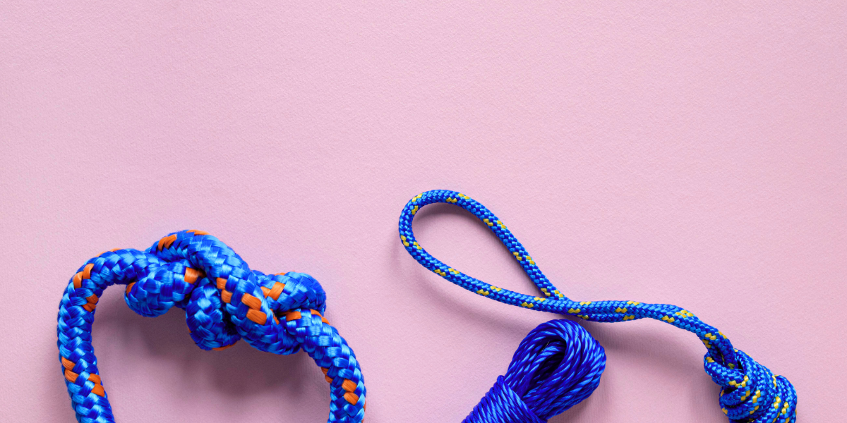 blauw-touw-roze-achtergrond